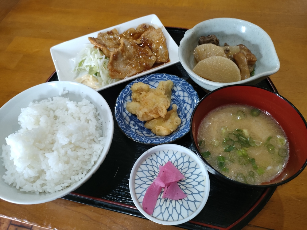日替わり定食(生姜焼き、タコのから揚げ、もつ煮込み)